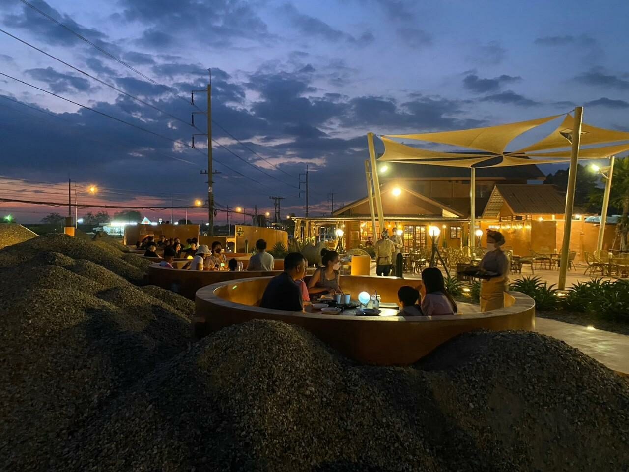 บรรยากาศตอนค่ำของร้านบ้านเมล่อนเดสเสริท บรรยากาศตอนค่ำของร้านบ้านเมล่อนเดสเสริท