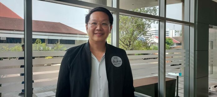 นายคริส โปตระนันทน์ หัวหน้าพรรคเส้นด้าย
