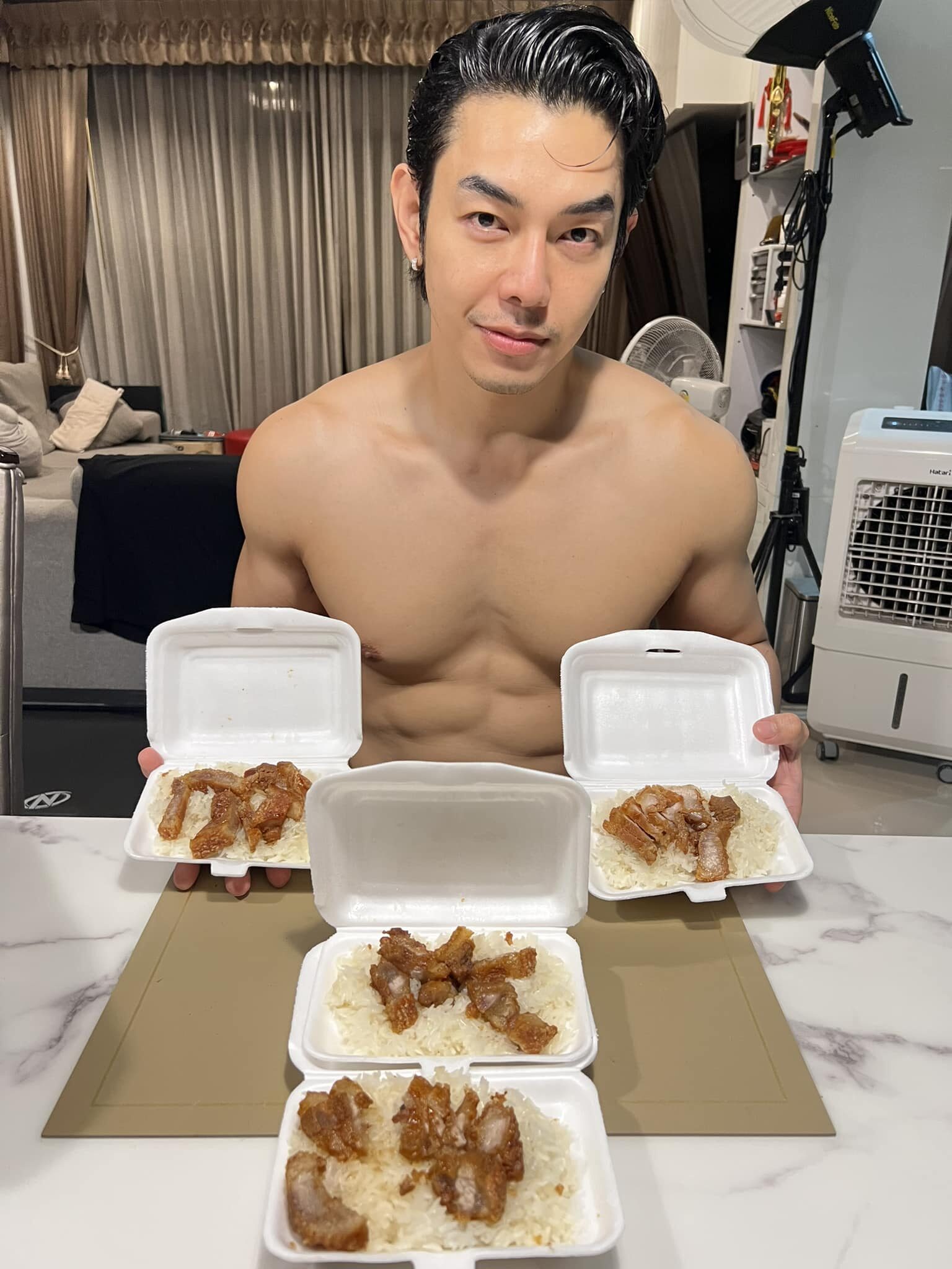 ภาพ อาร์ต พศุตม์ ถอดเสื้อ กับข้าวเหนียวหมู