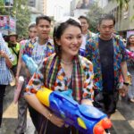 องอาจ-มาดามเดียร์-ดร.เอ้ นำทีม ผู้สมัคร ส.ส.กทม.ปชป. เล่นน้ำสงกรานต์ สยามสแควร์