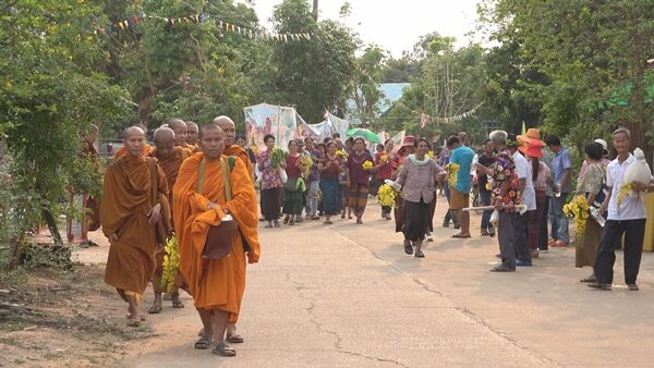 เจ๊อ๋อ 90 ล้าน นำเงินสดทำบุญตักบาตรพระสงฆ์-ชาวบ้านเนื่องในวันสงกรานต์ พร้อมอวยพรแฟนคลับ