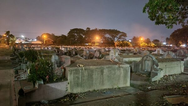 วังเวงได้ใจ! ฉายหนังให้ผีดู กลางสุสาน ลูกหลานหวังให้อากง-อาม่าดู - ข่าวสด