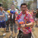 องอาจ-มาดามเดียร์-ดร.เอ้ นำทีม ผู้สมัคร ส.ส.กทม.ปชป. เล่นน้ำสงกรานต์ สยามสแควร์