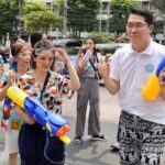 องอาจ-มาดามเดียร์-ดร.เอ้ นำทีม ผู้สมัคร ส.ส.กทม.ปชป. เล่นน้ำสงกรานต์ สยามสแควร์