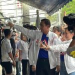 ชูสามนิ้วไล่ ‘ตู่’ กลางตลาดนัดสวนจตุจักร ‘ลั่น’ ไม่ต้องมาหาเสียง ที่นี่ไม่มีใครเลือก