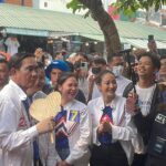 ชูสามนิ้วไล่ ‘ตู่’ กลางตลาดนัดสวนจตุจักร ‘ลั่น’ ไม่ต้องมาหาเสียง ที่นี่ไม่มีใครเลือก
