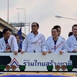 “บิ๊กตู่” นำทัพ “รวมไทยสร้างชาติ” ขึ้นรถ 6 ล้อ ขนขบวนแห่ ยื่นใบสมัคร ส.ส.เขต
