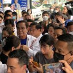 บิ๊กตู่ ลุย บองมาร์เช่ ช่วยพรรคหาเสียง ไม่พลาดแห่ส่องเลขทะเบียนรถ วันหวยออก