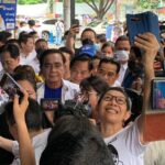 บิ๊กตู่ ลุย บองมาร์เช่ ช่วยพรรคหาเสียง ไม่พลาดแห่ส่องเลขทะเบียนรถ วันหวยออก