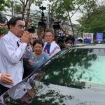 บิ๊กตู่ ลุย บองมาร์เช่ ช่วยพรรคหาเสียง ไม่พลาดแห่ส่องเลขทะเบียนรถ วันหวยออก
