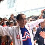 ชูสามนิ้วไล่ ‘ตู่’ กลางตลาดนัดสวนจตุจักร ‘ลั่น’ ไม่ต้องมาหาเสียง ที่นี่ไม่มีใครเลือก