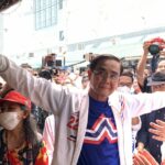 ชูสามนิ้วไล่ ‘ตู่’ กลางตลาดนัดสวนจตุจักร ‘ลั่น’ ไม่ต้องมาหาเสียง ที่นี่ไม่มีใครเลือก