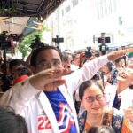 ชูสามนิ้วไล่ ‘ตู่’ กลางตลาดนัดสวนจตุจักร ‘ลั่น’ ไม่ต้องมาหาเสียง ที่นี่ไม่มีใครเลือก