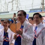 ชูสามนิ้วไล่ ‘ตู่’ กลางตลาดนัดสวนจตุจักร ‘ลั่น’ ไม่ต้องมาหาเสียง ที่นี่ไม่มีใครเลือก