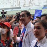 ชูสามนิ้วไล่ ‘ตู่’ กลางตลาดนัดสวนจตุจักร ‘ลั่น’ ไม่ต้องมาหาเสียง ที่นี่ไม่มีใครเลือก