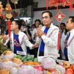 บิ๊กตู่ ลุย บองมาร์เช่ ช่วยพรรคหาเสียง ไม่พลาดแห่ส่องเลขทะเบียนรถ วันหวยออก