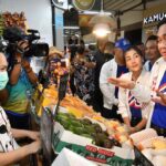 บิ๊กตู่ ลุย บองมาร์เช่ ช่วยพรรคหาเสียง ไม่พลาดแห่ส่องเลขทะเบียนรถ วันหวยออก