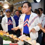 บิ๊กตู่ ลุย บองมาร์เช่ ช่วยพรรคหาเสียง ไม่พลาดแห่ส่องเลขทะเบียนรถ วันหวยออก