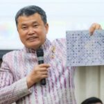 น้อมนำขยายผลพระดำริ "เจ้าฟ้าสิริวัณณวรีฯ" ปลัด มท. นำผู้ทรงคุณวุฒิลงพื้นที่โค้ชชิ่งผ้าลายพระราชทานผ้าลายดอกรักราชกัญญา ให้กับช่างทอผ้าพื้นที่อีสานใต้