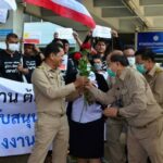 ชาว กปน.แห่มอบกุหลาบให้กำลังใจ ผู้ว่ามานิต ปานเอม  หนุนเดินหน้าลงนามโรงน้ำมหาสวัสดิ์ พร้อมขึ้นป้ายพรึบ “น้ำไม่มีใช้ ใครรับผิดชอบ”