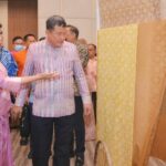 น้อมนำขยายผลพระดำริ "เจ้าฟ้าสิริวัณณวรีฯ" ปลัด มท. นำผู้ทรงคุณวุฒิลงพื้นที่โค้ชชิ่งผ้าลายพระราชทานผ้าลายดอกรักราชกัญญา ให้กับช่างทอผ้าพื้นที่อีสานใต้