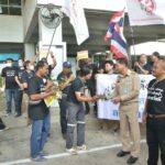 ชาว กปน.แห่มอบกุหลาบให้กำลังใจ ผู้ว่ามานิต ปานเอม  หนุนเดินหน้าลงนามโรงน้ำมหาสวัสดิ์ พร้อมขึ้นป้ายพรึบ “น้ำไม่มีใช้ ใครรับผิดชอบ”