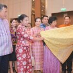 น้อมนำพระดำริ "ผ้าไทยใส่ให้สนุก" ปลัด มท. จับมือนายกฯแม่บ้าน มท. นำทีมผู้เชี่ยวชาญผ้าไทย โค้ชชิ่ง “ผ้าลายดอกรักราชกัญญา” ลุย14 จังหวัดปักษ์ใต้