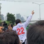 ชูสามนิ้วไล่ ‘ตู่’ กลางตลาดนัดสวนจตุจักร ‘ลั่น’ ไม่ต้องมาหาเสียง ที่นี่ไม่มีใครเลือก