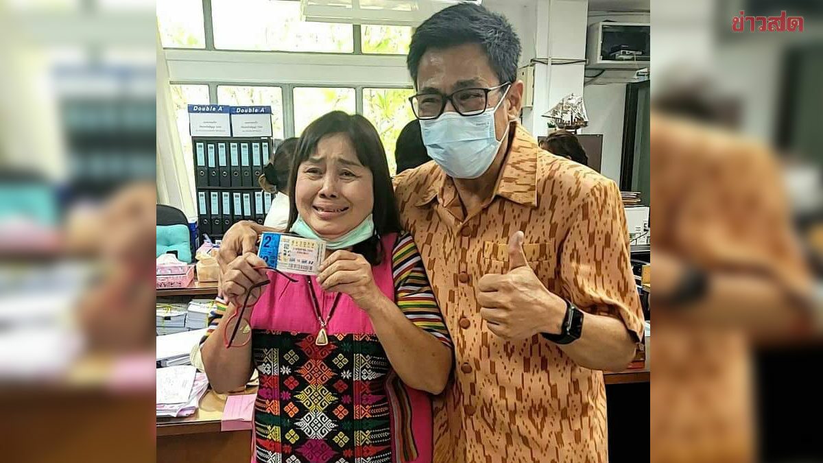 สวรรค์เมตตาแล้ว! หญิงยิ้มทั้งน้ำตา ถูกหวยรางวัลที่ 1 รวย 12 ล้านจนร้องไห้