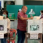 'เต้น ณัฐวุฒิ' อารมณ์ดีใช้สิทธิหย่อนบัตร วันตัดสินประเทศ กาบัตรได้ถึงห้าโมงเย็น