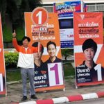 ผู้สมัครส.ส.ก้าวไกล ขึ้นจักรยานยนต์พ่วงข้าง ลุยหาเสียง เชิญฟัง ธนาธร-อมรัตน์ ปราศรัย