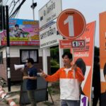 ผู้สมัครส.ส.ก้าวไกล ขึ้นจักรยานยนต์พ่วงข้าง ลุยหาเสียง เชิญฟัง ธนาธร-อมรัตน์ ปราศรัย