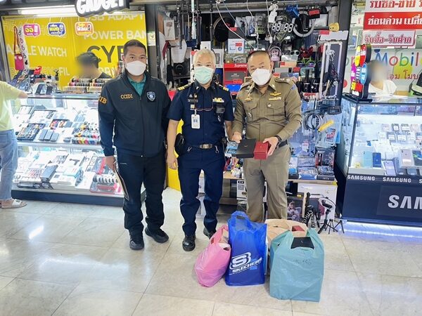 ตำรวจไซเบอร์ นำกำลังบุกค้น ห้างดังกลางกรุง จับกุมและยึด อุปกรณ์สื่อสารเถื่อน พบ 9 ร้านทำผิด รวบผู้ดูแล 7 ราย