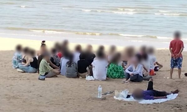 อีกแล้ว นักท่องเที่ยวจีน ลงชายหาด ทำพฤติกรรมประหลาด ทำชาวบ้านสุดงง ด้าน ตำรวจ ลงพื้นที่ตรวจสอบ