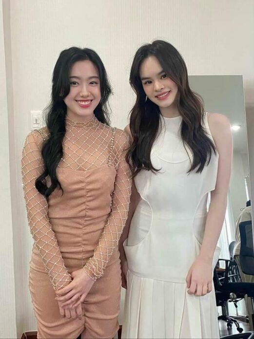 ผู้หญิง 2 คนยืนข้างกัน
