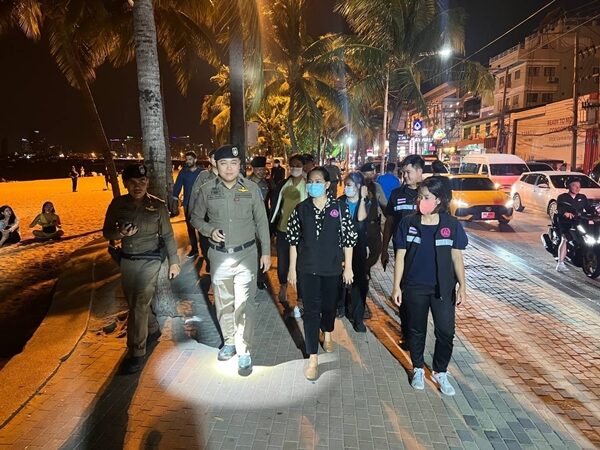 ตำรวจท่องเที่ยว ร่วมกับ พม.ชลบุรี จัดระเบียบ ชายหาดพัทยา ป้องกันเหตุ