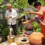 'สุวัจน์-เทวัญ' เยี่ยมบ้านคุณย่าโม รับน้ำศักดิ์สิทธิ์ ขอพรมงคล มีชัยชนะ ศัตรูแพ้พ่าย