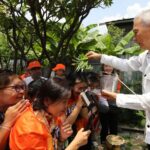 'สุวัจน์-เทวัญ' เยี่ยมบ้านคุณย่าโม รับน้ำศักดิ์สิทธิ์ ขอพรมงคล มีชัยชนะ ศัตรูแพ้พ่าย