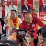 ณัฐวุฒิ ลงพื้นที่ปทุมธานี ช่วยผู้สมัคร ส.ส. เพื่อไทยหาเสียง อ้อนกาทั้งคน-พรรค