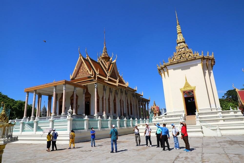 เดินเยี่ยมชมวัดพระแก้วมรกต หรือวิหารเงิน วัดหลวงของกรุงพนมเปญ