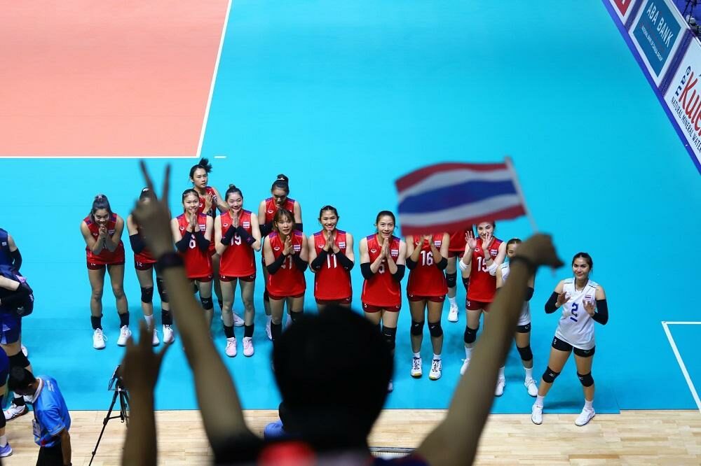 ทัพลูกยางสาวเดินมาไหว้ขอบคุณกองเชียร์ทีมชาติไทย ที่เป็นแรงใจสำคัญในการคว้าเหรียญทองครั้งนี้