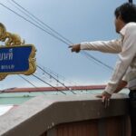 เที่ยวตลาดน้ำอัมพวา โลกโซเชียล ชวนฉงนป้ายชื่อ 'ถนนเลียบนที' อ่านว่าอะไร?