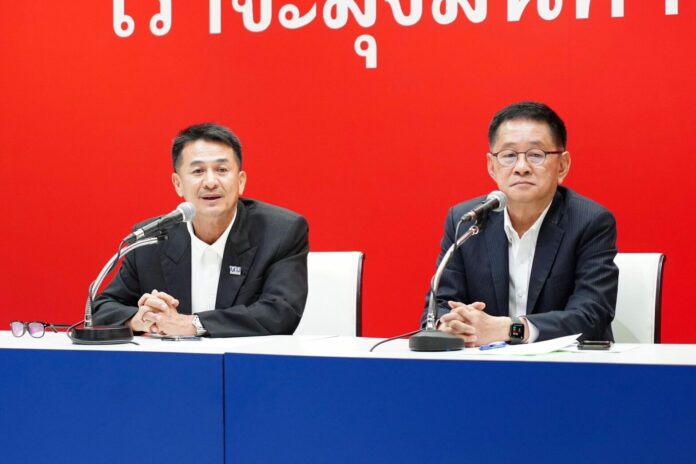 นพ.ชลน่าน ศรีแก้ว หัวหน้าพรรค และนายประเสริฐ จันทรรวงทอง เลขาธิการพรรค