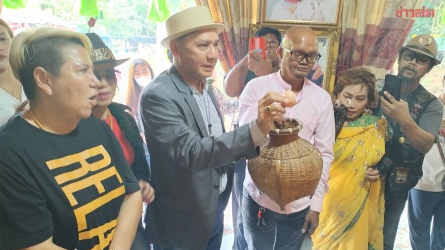 จัดรำลึก 31 ปี 'พุ่มพวง' 'ไกรสร' ล้วงไหเสี่ยงโชค ได้เลข 3 ตัว แห่ซื้อเกลี้ยงแผง