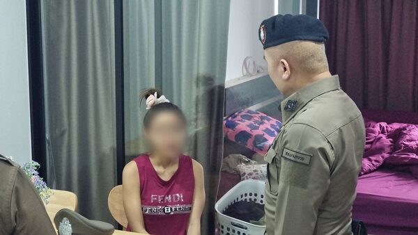 สาวรับสารภาพแล้ว แย่งปืน ยิงทะลุประตูกระจกเข้าหน้าแฟนหนุ่ม ตกใจรีบเข้าไปช่วย ลืมวางปืนไว้ที่มือ