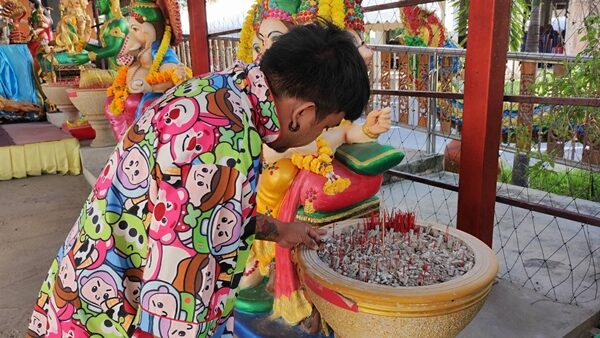 "แป้งฝุ่น" ยูทูบเบอร์ชื่อดัง เข้ากราบไหว้ขอพร พ่อปู่ฤาษีพรหมเมศ แฟนคลับแห่ส่องเลขธูป