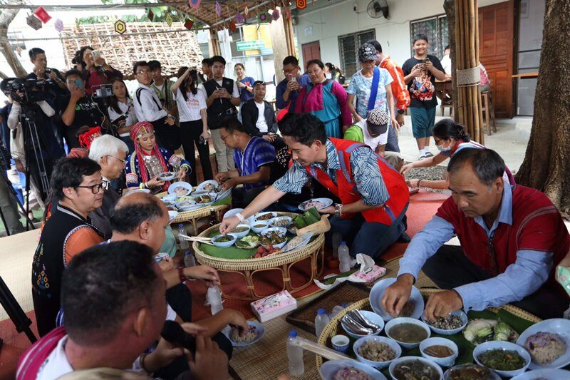 นายพิธา ได้ร่วมรับประทานอาหารกับผู้นำกลุ่มชาติพันธุ์ เป็นอาหาร 9 อย่างจาก 9 ชนเผ่า