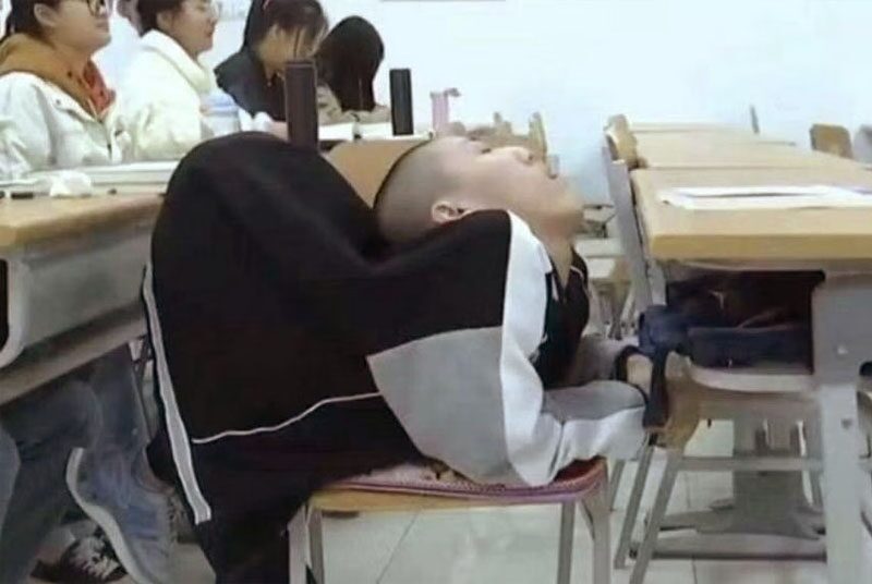 แห่ให้กำลังใจ “หนุ่มตัวพับ”