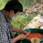 สามีภรรยา ยึดอาชีพขายไก่ย่างสูตรเด็ด ไม้ 5 บาท ส่งลูกเรียนจบ ป.ตรี-ป.โท