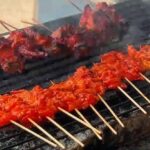สามีภรรยา ยึดอาชีพขายไก่ย่างสูตรเด็ด ไม้ 5 บาท ส่งลูกเรียนจบ ป.ตรี-ป.โท
